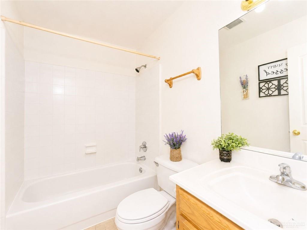 Photo 11 of 732 Huisache Street