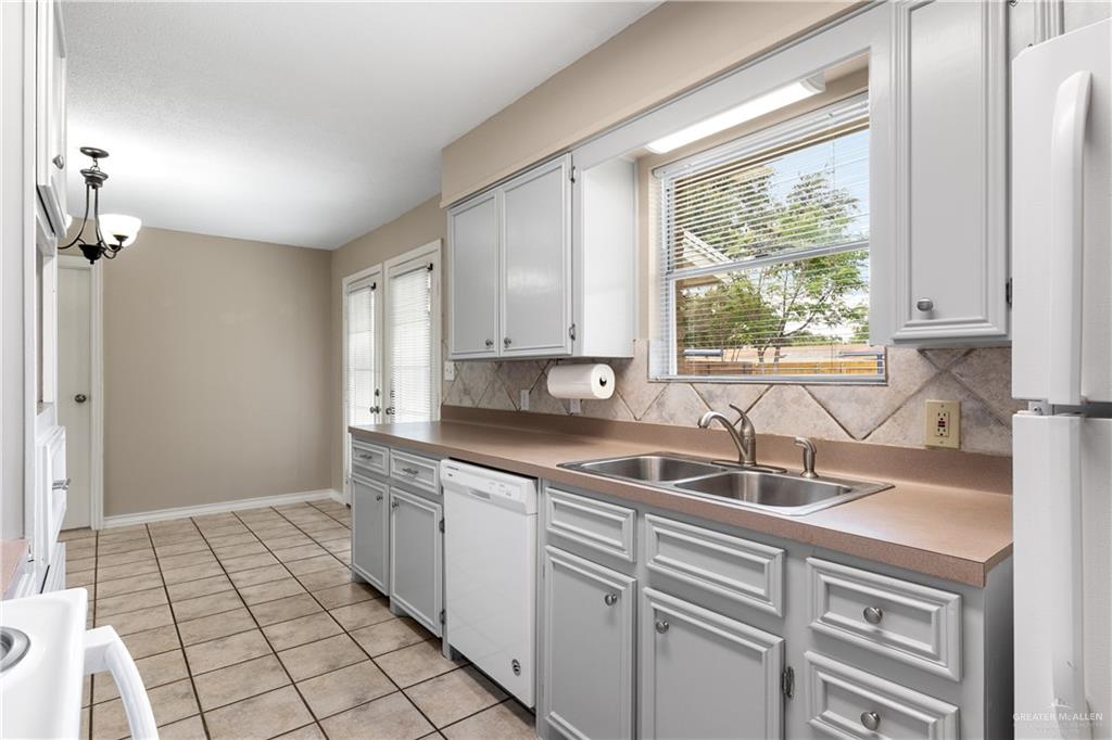 Photo 5 of 1422 Gardenia Avenue