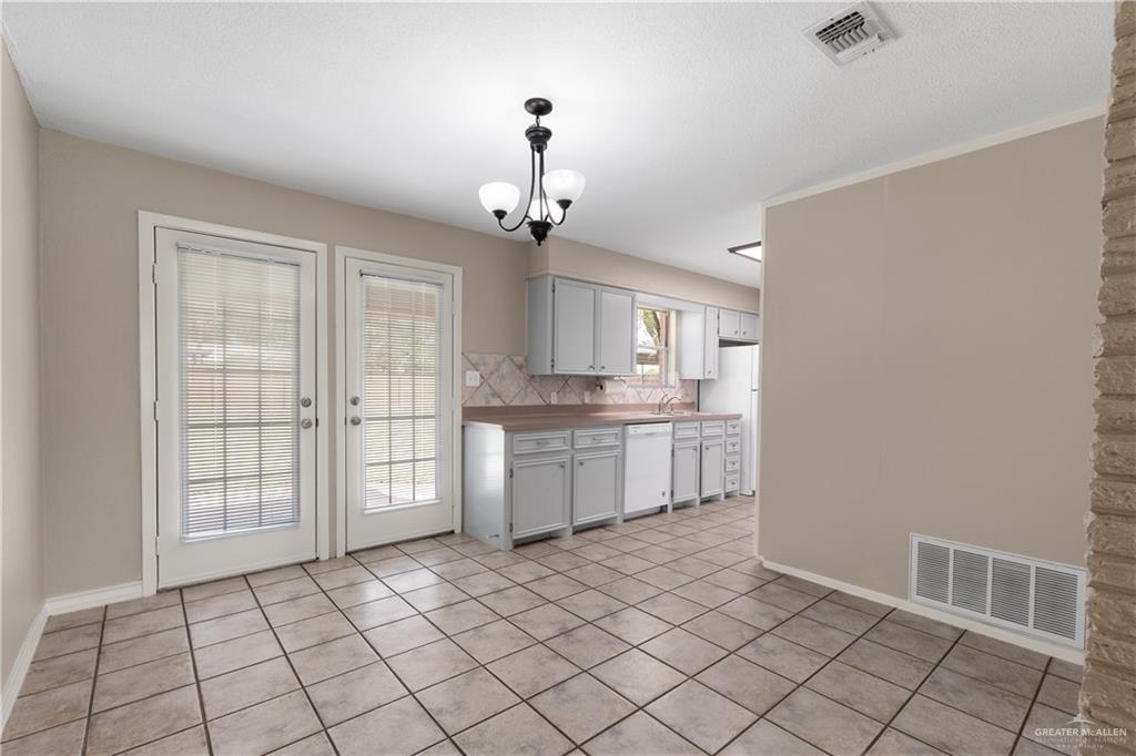 Photo 7 of 1422 Gardenia Avenue