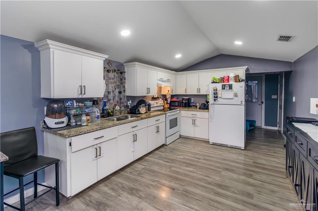Photo 3 of 603 Samano Street