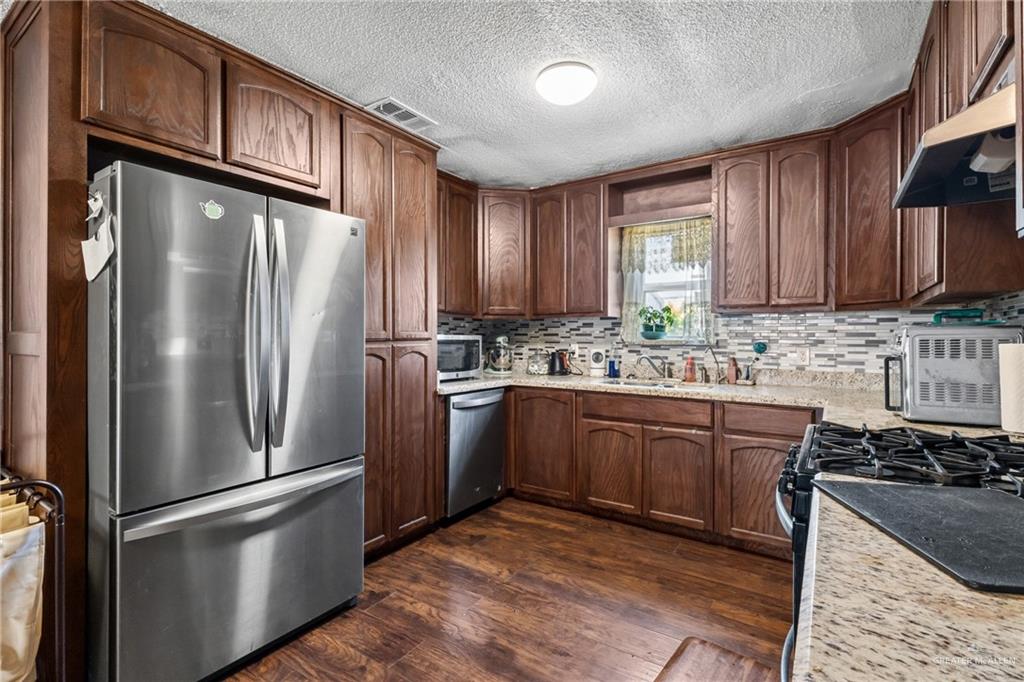 Photo 6 of 905 Bowe Street