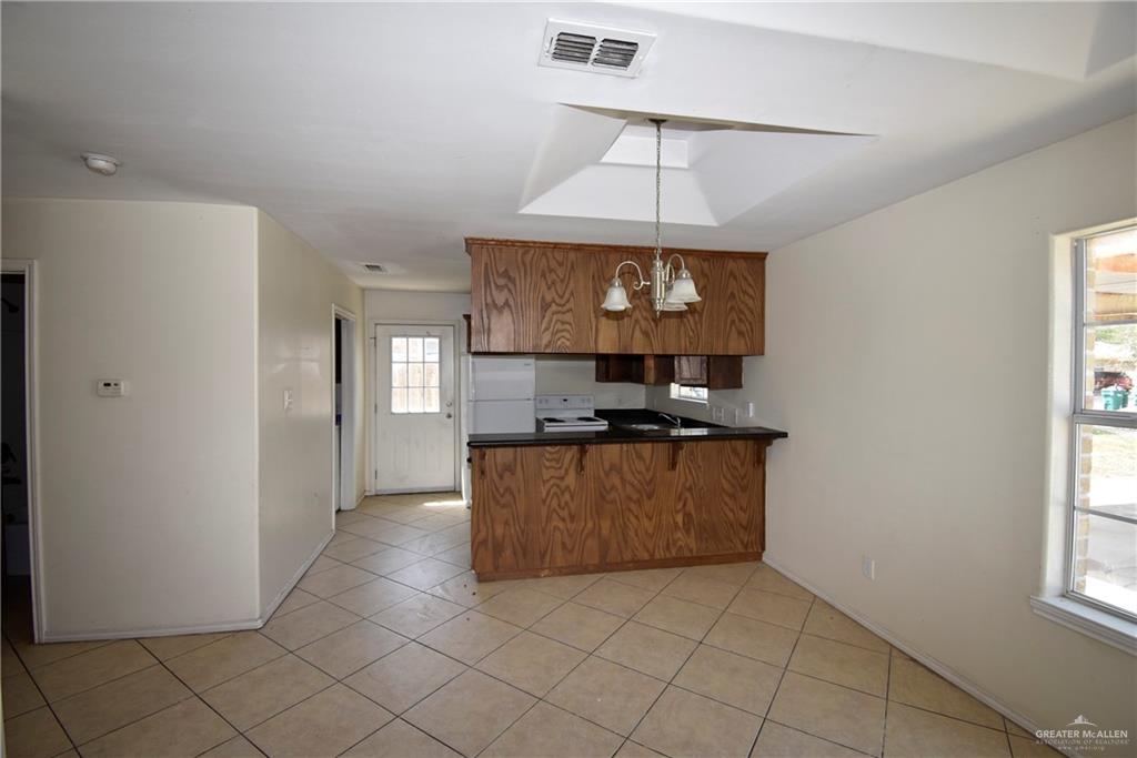 Photo 11 of 207 Albatross Avenue