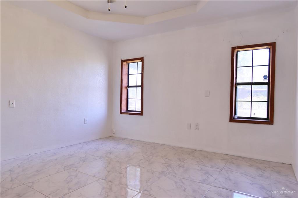 Photo 10 of 927 Salazar Street
