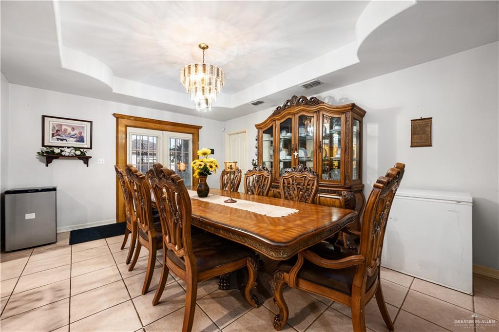 Photo 3 of 816 Woodford Street