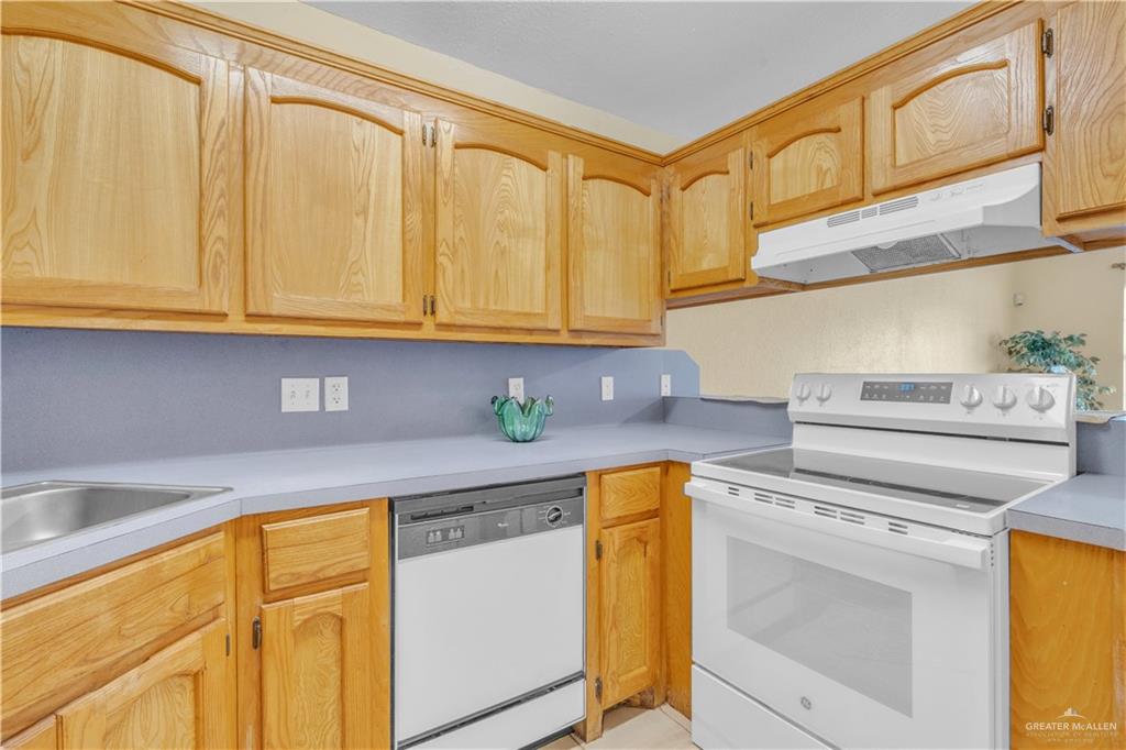 Photo 4 of 1906 Lake View Drive