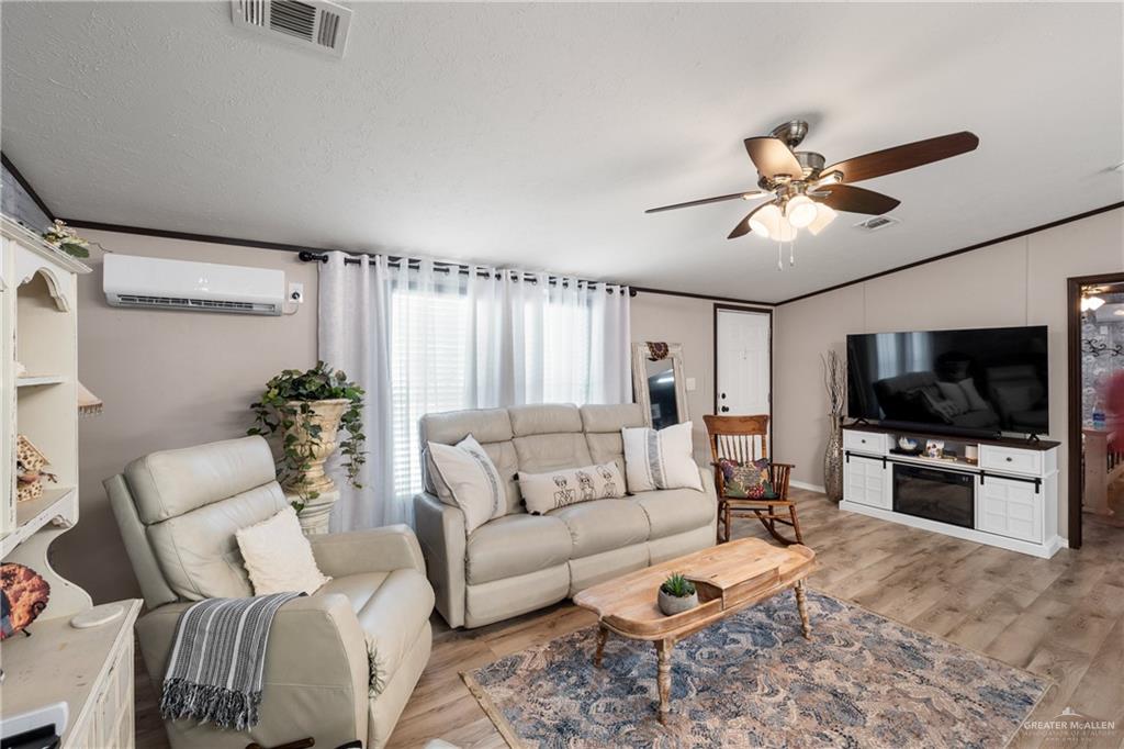 Photo 3 of 805 Anaqua Street