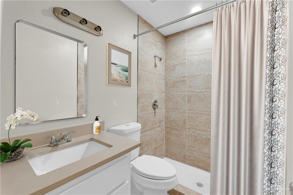 Photo 7 of 712 Toronto Avenue