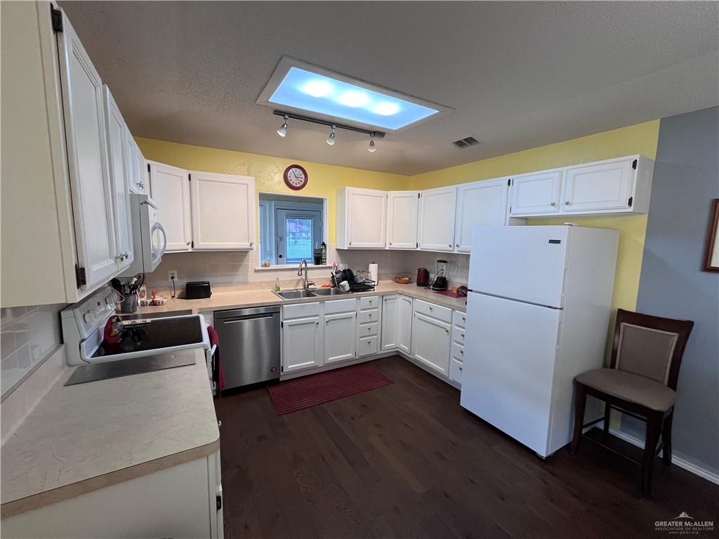 Photo 4 of 840 Santa Anna Drive