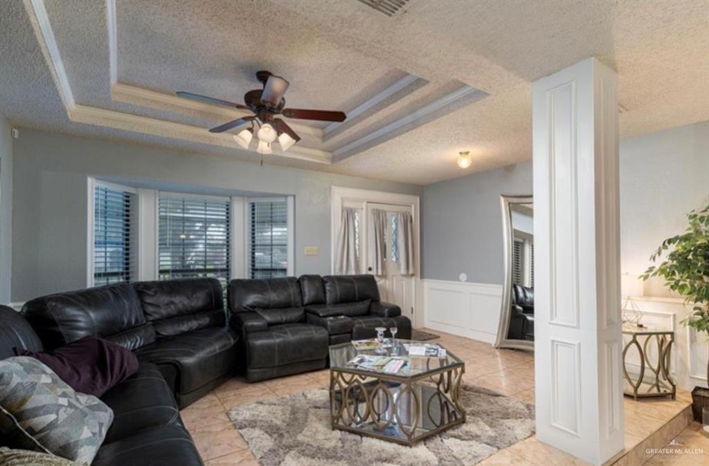 Photo 3 of 920 Greenlawn Street