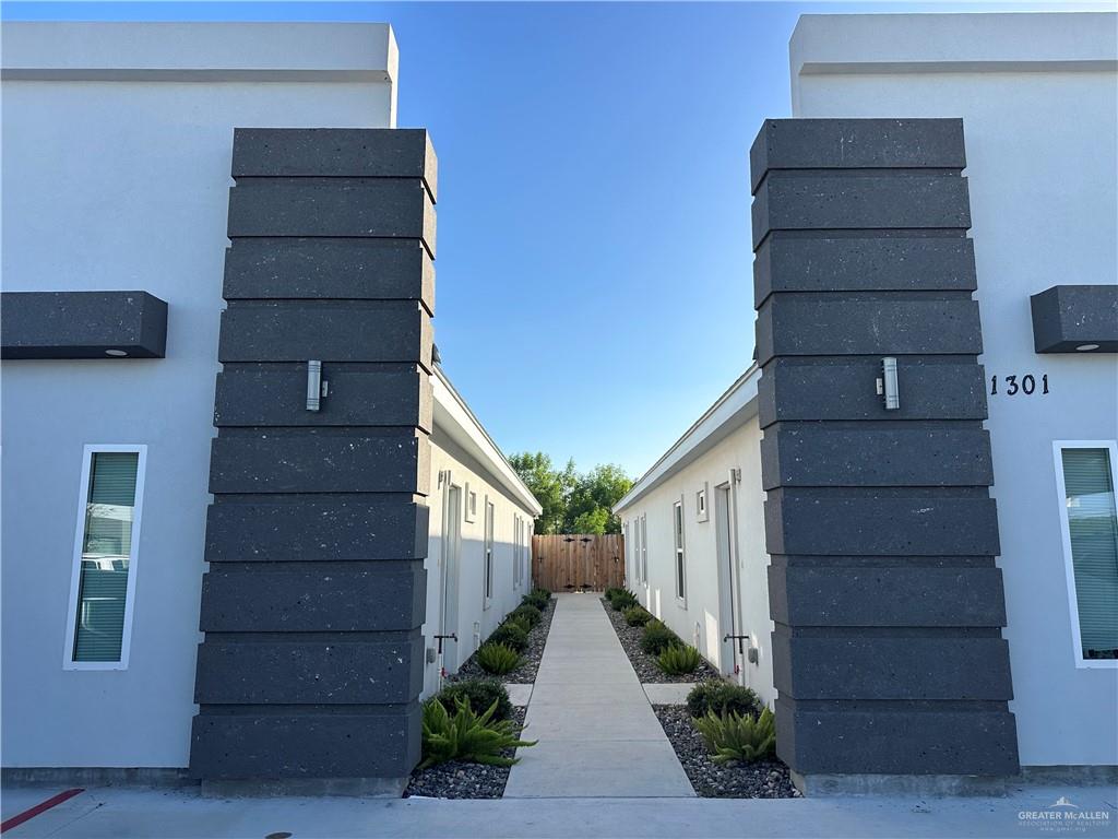 Photo 2 of 1301 Valle Vista Street