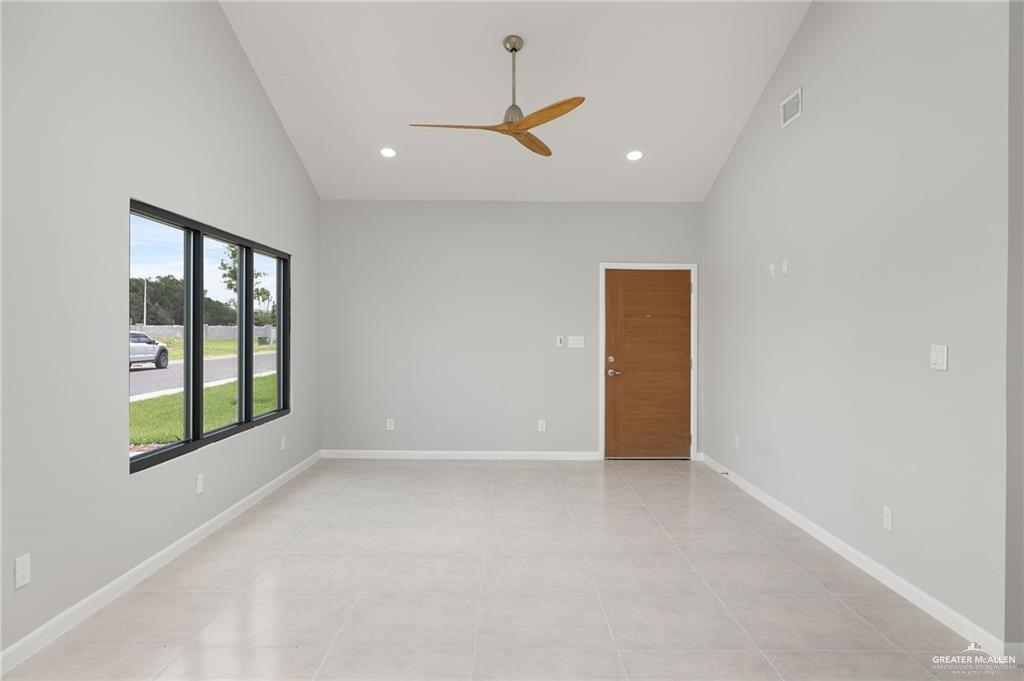 Photo 18 of 800 Oriole Road #2