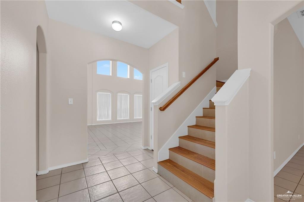 Photo 3 of 2728 Leslie Street